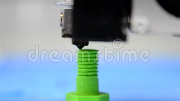 宏3D打印机是绿色模糊背景上线程的模型视频的预览图