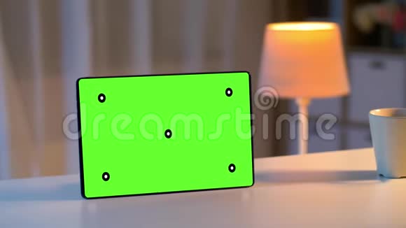 家用平板电脑桌面上有绿色屏幕视频的预览图