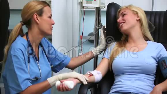 护士对献血者微笑视频的预览图