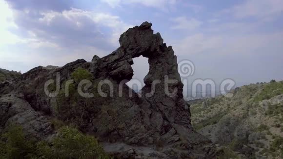保加利亚公园蓝石山上的哈尔卡塔岩石组鸟瞰图视频的预览图