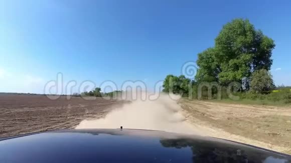 汽车车轮汽车在农村碎石路上行驶时产生的灰尘视频的预览图
