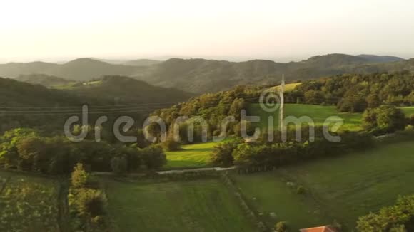 空中无人驾驶飞机观看Besnjaja山黄金时刻视频的预览图