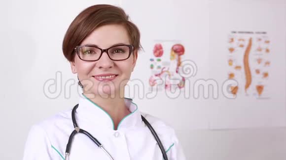 带着听诊器的女医生摘下眼镜对着镜头微笑视频的预览图