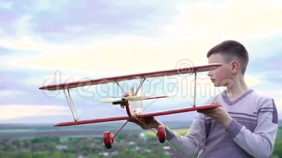 男孩在天空背景上使用玩具飞机4k视频的预览图