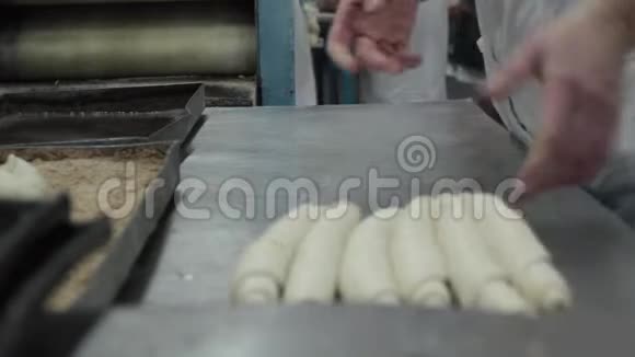 现代面包店的视频剪辑糖果雕刻面包与甜馅用于烘焙面包的输送机视频的预览图