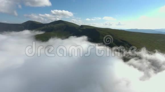 飞越山脉早上好雾视频的预览图