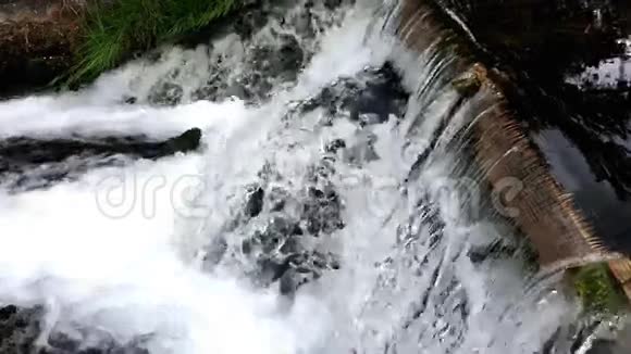 一滴水从大坝缓慢运动视频的预览图