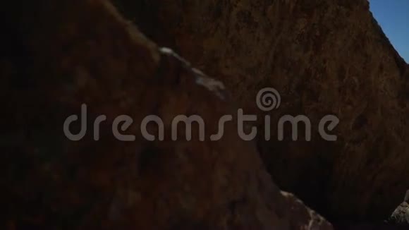 在杜姆角的岩石和海滩右侧视频的预览图