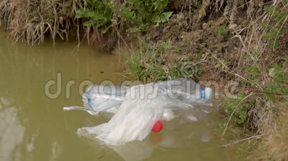 塑料在水中的污染垃圾收集手清理塑料垃圾环保塑料瓶等视频的预览图