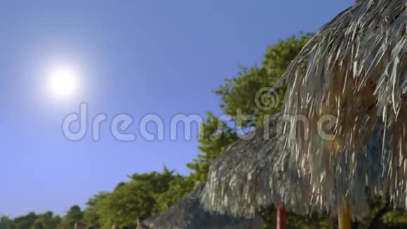 带移动遮阳伞和蓝天的热带海滩景色视频的预览图