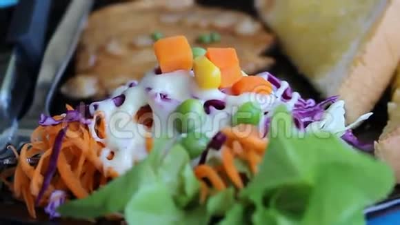 菜肴上有蔬菜沙拉和猪肉牛排视频的预览图