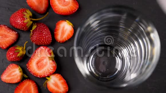 新鲜的草莓冰沙在玻璃里流动视频的预览图