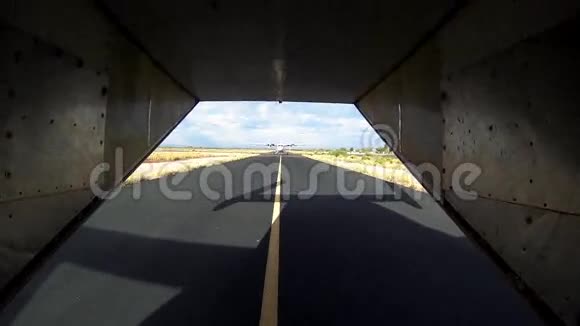飞机在跑道上的视野速度运输夏日起飞视频的预览图
