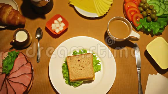 顶景女性早餐吃三明治视频的预览图