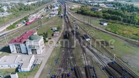 物流概念多种方式货运列车重新分拣工业铁路景观铁路轨道顶部视图视频的预览图