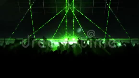 在一家有绿色激光灯的俱乐部聚会的人剪影视频的预览图