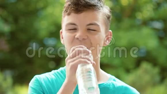 少年在户外喝水视频的预览图