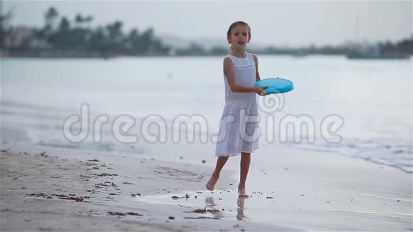 快乐女孩在海滩玩飞碟视频的预览图