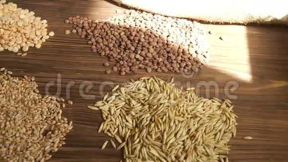燕麦小麦豌豆扁豆大麦大米放在木桌上视频的预览图