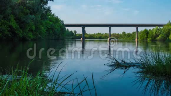 夏季春水机器在桥上移动时跨河桥视频的预览图