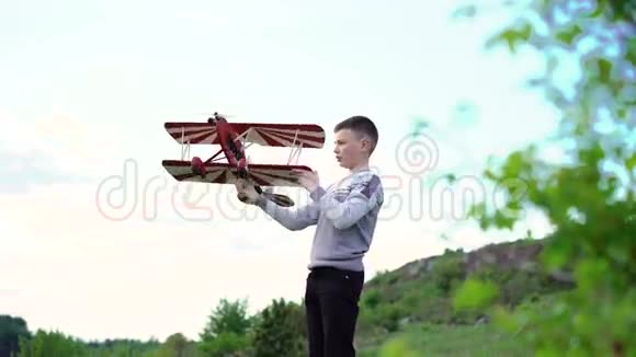 孩子在天空背景上使用玩具飞机4k视频的预览图
