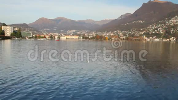 高山湖泊和城市瑞士卢加诺视频的预览图