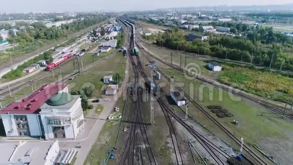 物流概念多种方式货运列车重新分拣工业铁路景观铁路轨道顶部视图视频的预览图