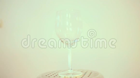 在酒庄优雅的餐厅品尝葡萄酒的时尚眼镜框架桌子上有葡萄酒视频的预览图