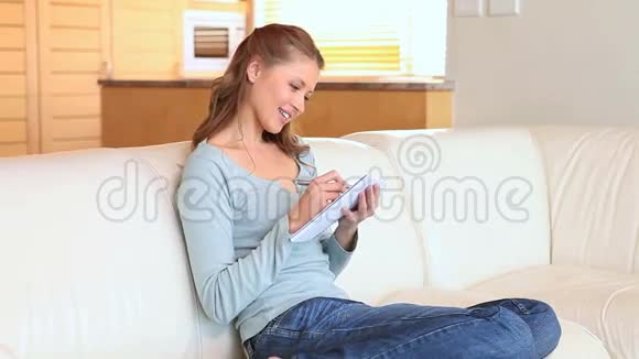 女人填字游戏的女人视频的预览图