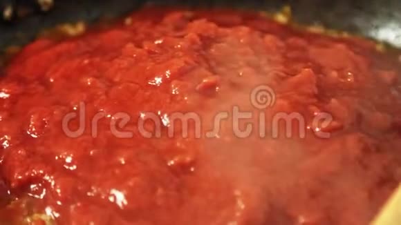 在厨房里煮意大利面条做香肠视频的预览图