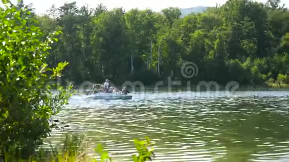 舟车载舟江上骑下一条美丽的热带河群乐人在湖上摩托艇视频的预览图