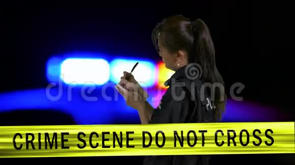 女警官在犯罪现场做笔录视频的预览图