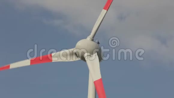 风力发电机组特写背景云浮天大型风力涡轮机叶片的旋转视频的预览图