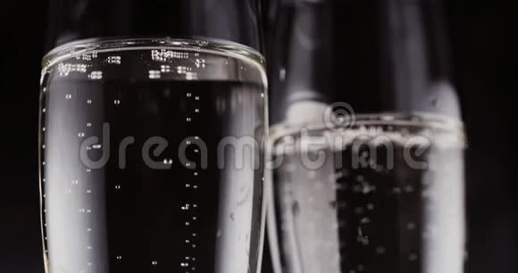 深色背景下带有香槟气泡的眼镜视频的预览图