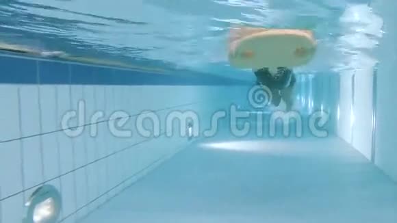 水上乐园的水下女孩视频的预览图