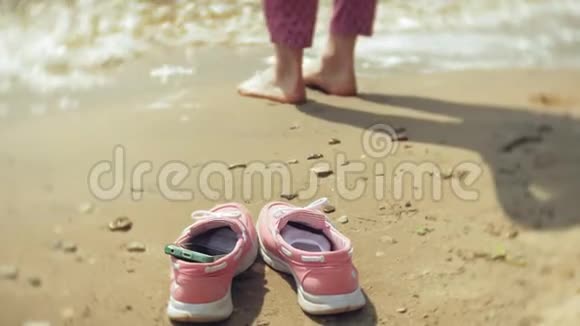 沙滩上的夏鞋在沙滩上散步跳舞的女孩视频的预览图