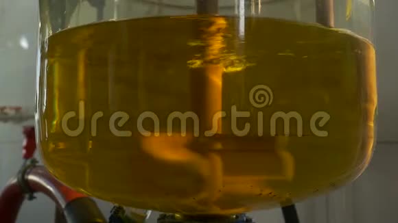 化学实验室化学反应的科学家玻璃烧瓶中的化学反应实验室工作人员做化学视频的预览图