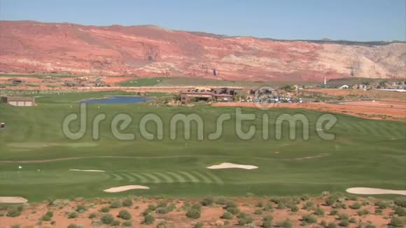 沙漠高尔夫球场的空中射击视频的预览图