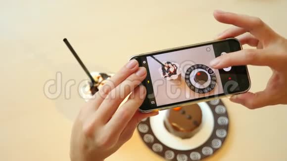 在餐厅用手机相机为社交网络拍照食物4K慢动作视频的预览图
