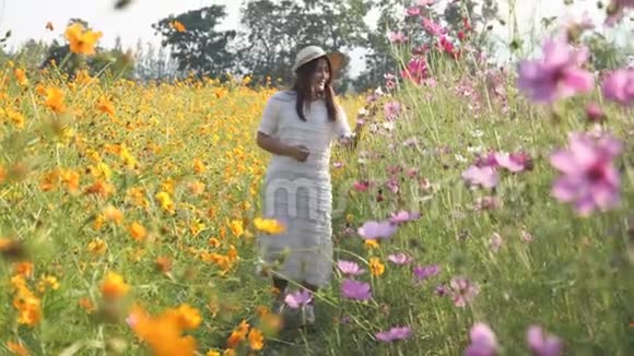 亚洲妇女在季节假期独自在花园里放松视频的预览图