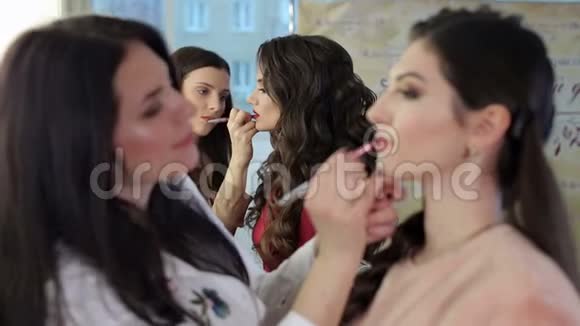 一群化妆师在美容院和模特一起工作视频的预览图