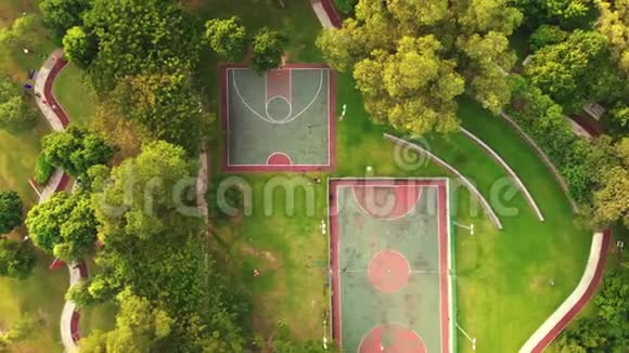 果岭和篮球场的鸟瞰图视频的预览图