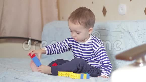小孩在沙发上玩彩色积木视频的预览图