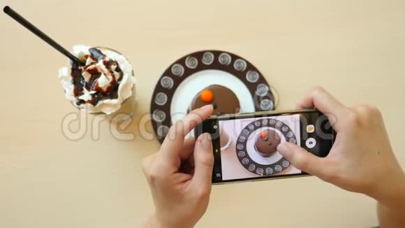 在餐厅用手机相机为社交网络拍照食物4K慢动作视频的预览图
