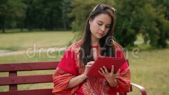 穿着红色裙子的美丽的亚洲女孩视频的预览图