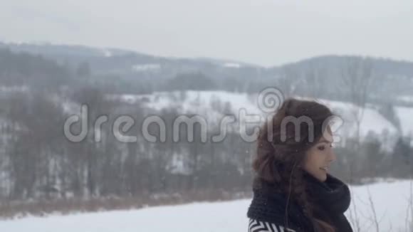 年轻漂亮的模特在冬天的山上摆姿势视频的预览图