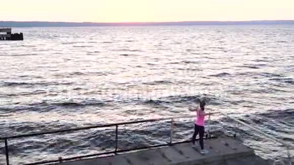 女跑步者在海滩上热身户外活动视频的预览图