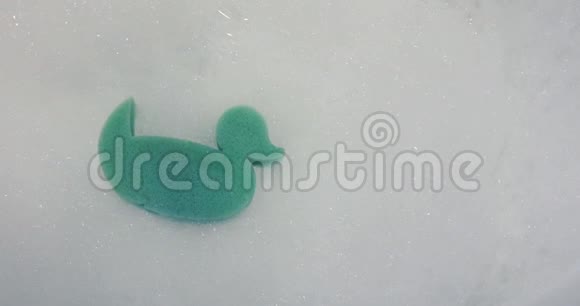 浴室橡皮小鸭在水中漂浮有复制空间视频的预览图