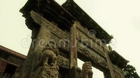 中国石拱古檐气势磅礴的仰视角度视频的预览图