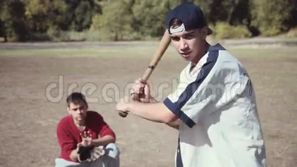棒球比赛中当着接球手的面击球视频的预览图